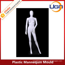 Elegante molde de maniquí de plástico femenino en blanco mate